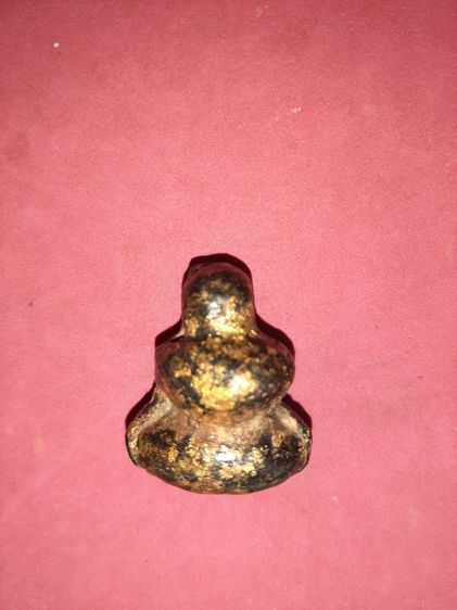 พระปิดตา หลวงปู่กลิ่น วัดสะพานสูง นนทบุรี ปี 246x กว่าๆ พิมพ์ตะพาบ เนื้อผงพุทธคุณผสมน้ำมัน จุ่มรัก ปิดทอง เข้มจัด เนื้อแกร่งแห้งสนิท มันเงา รูปที่ 2