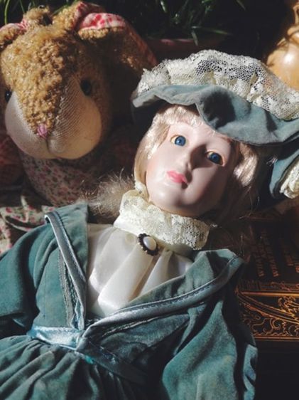 Porcelain Doll ตุ๊กตา หน้ากระเบื้องงานเก่า ในชุดย้อนยุค รูปที่ 5