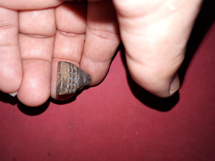 ลพ.ทวด หลังเตารีด ปี 2505 รุ่นพิมพ์กลาง หน้าใหญ่ ไม่ปั้มซ้ำ ด้านหน้าเดิมๆ ชัดเจน แต่ขอบข้างไมมีรอยแต่งตะไบ ขอบคมเดิมๆ เนื้อโลหะผสม เข้มจัด เ รูปที่ 5