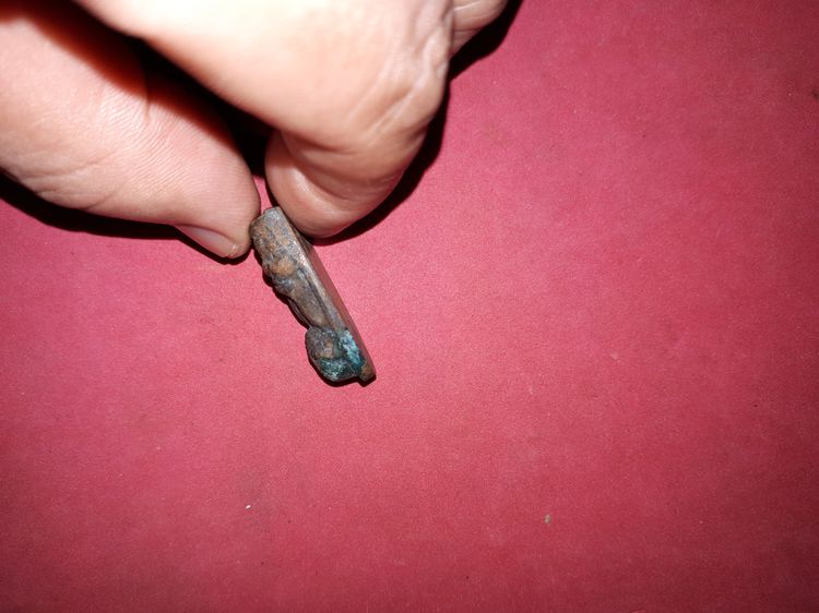 ลพ.ทวด หลังเตารีด ปี 2505 รุ่นพิมพ์กลาง หน้าใหญ่ ไม่ปั้มซ้ำ ด้านหน้าเดิมๆ ชัดเจน แต่ขอบข้างไมมีรอยแต่งตะไบ ขอบคมเดิมๆ เนื้อโลหะผสม เข้มจัด เ รูปที่ 4