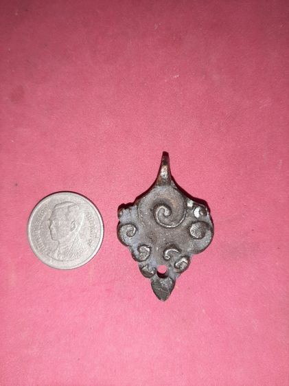 เหรียญหล่อ ใบเสมาหูขวาง 2 หน้า อย่างสวย เนื้อโลหะ ผิวมันแห้ง เดิมๆ เป็นธรรมชาติ ความเก่าเดิมสวยๆ พระองค์นี้ พิมพ์ทรงคมชัด ดูง่าย สภาพสวย สมบ รูปที่ 9