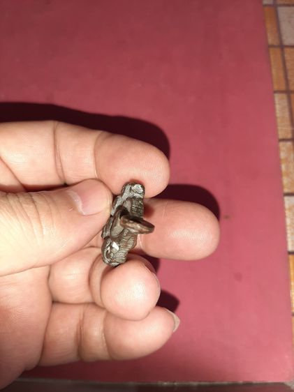 เหรียญหล่อ ใบเสมาหูขวาง 2 หน้า อย่างสวย เนื้อโลหะ ผิวมันแห้ง เดิมๆ เป็นธรรมชาติ ความเก่าเดิมสวยๆ พระองค์นี้ พิมพ์ทรงคมชัด ดูง่าย สภาพสวย สมบ รูปที่ 6