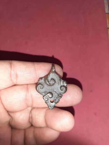 เหรียญหล่อ ใบเสมาหูขวาง 2 หน้า อย่างสวย เนื้อโลหะ ผิวมันแห้ง เดิมๆ เป็นธรรมชาติ ความเก่าเดิมสวยๆ พระองค์นี้ พิมพ์ทรงคมชัด ดูง่าย สภาพสวย สมบ รูปที่ 8