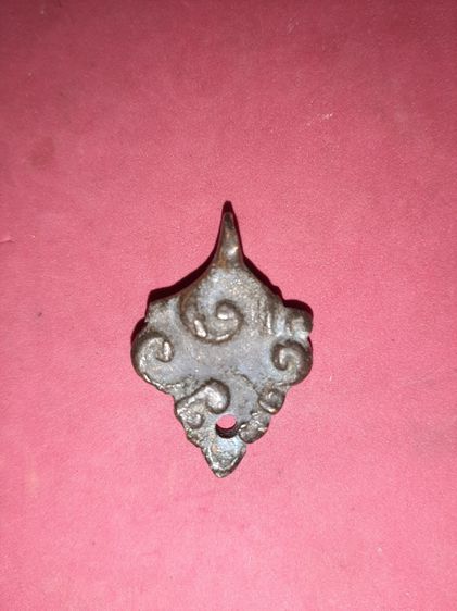 เหรียญหล่อ ใบเสมาหูขวาง 2 หน้า อย่างสวย เนื้อโลหะ ผิวมันแห้ง เดิมๆ เป็นธรรมชาติ ความเก่าเดิมสวยๆ พระองค์นี้ พิมพ์ทรงคมชัด ดูง่าย สภาพสวย สมบ รูปที่ 2