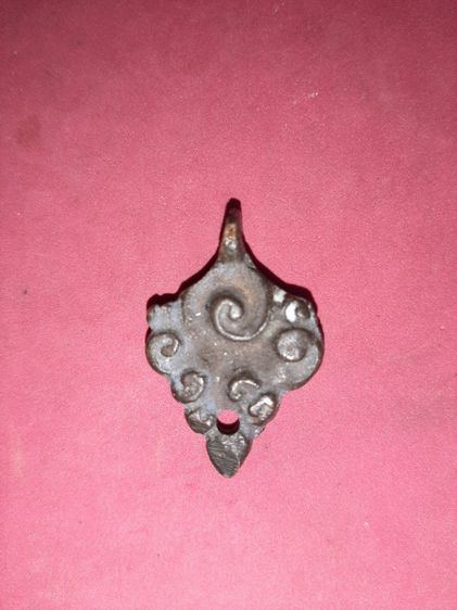 เหรียญหล่อ ใบเสมาหูขวาง 2 หน้า อย่างสวย เนื้อโลหะ ผิวมันแห้ง เดิมๆ เป็นธรรมชาติ ความเก่าเดิมสวยๆ พระองค์นี้ พิมพ์ทรงคมชัด ดูง่าย สภาพสวย สมบ