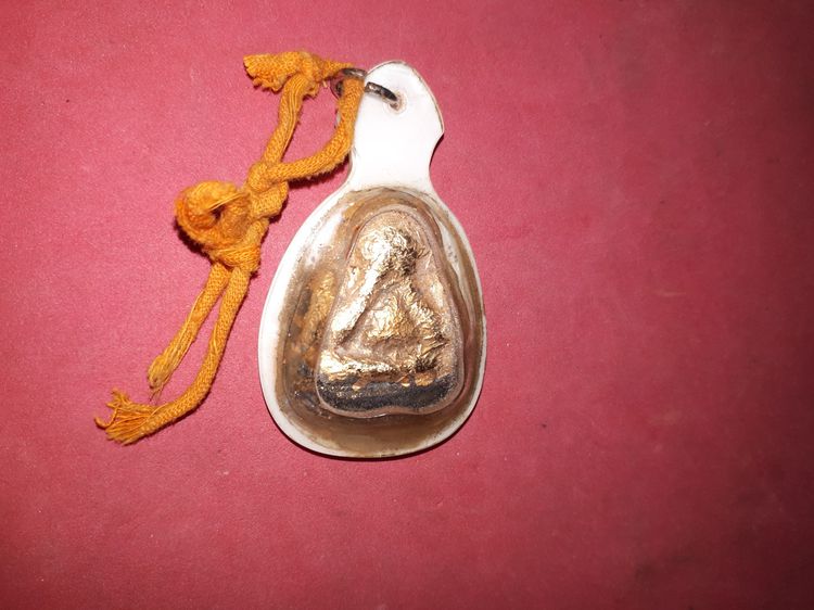 พระปิดตา เนื้อผงคลุกรัก หลวงปู่จีน วัดท่าลาดเหนือ อ.พนมสารคาม จ.ฉะเชิงเทรา ปิดทองแผ่นแบบเก่า รักแห้งเก่า โดยสร้างด้วยเนื้อผงพุทธคุณผสมว่านวิ รูปที่ 4