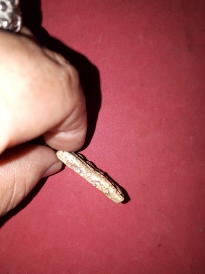 สมเด็จ วัดระฆัง พิมพ์ใหญ่โบราณ รุ่นแรกๆ บล็อคไม้ เนื้อผงแก่ปูน เป็นมัน เงา ขรุขระเหมือนผิวโลกพระจันทร์ มวลสารครบ จัด ละเอียด หลังเรียบ พิมพ์ รูปที่ 3