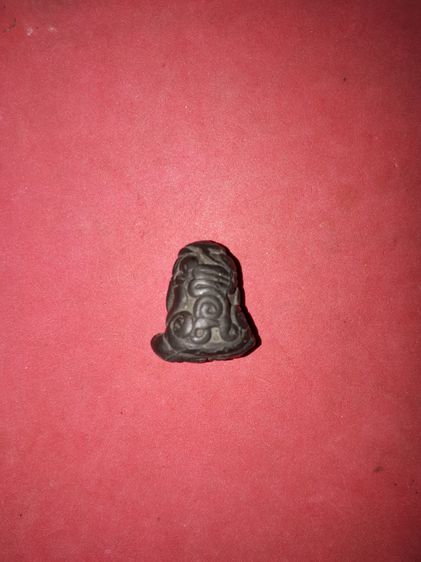 เหล็กไหล พระปิดตา เนื้อเหล็กไหล มีลายทองรอบๆองค์ เป็นเหล็กไหลที่มีลักษณะเป็นก้อนสีดำนิลอมเขียวปีกแมลงทับปนดำ เป็นมันด้านๆ ไม่แวววาวเท่าไรนัก รูปที่ 2