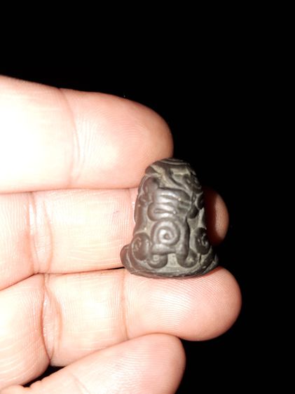 เหล็กไหล พระปิดตา เนื้อเหล็กไหล มีลายทองรอบๆองค์ เป็นเหล็กไหลที่มีลักษณะเป็นก้อนสีดำนิลอมเขียวปีกแมลงทับปนดำ เป็นมันด้านๆ ไม่แวววาวเท่าไรนัก รูปที่ 6