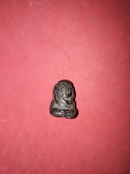 เหล็กไหล พระปิดตา เนื้อเหล็กไหล มีลายทองรอบๆองค์ เป็นเหล็กไหลที่มีลักษณะเป็นก้อนสีดำนิลอมเขียวปีกแมลงทับปนดำ เป็นมันด้านๆ ไม่แวววาวเท่าไรนัก รูปที่ 4