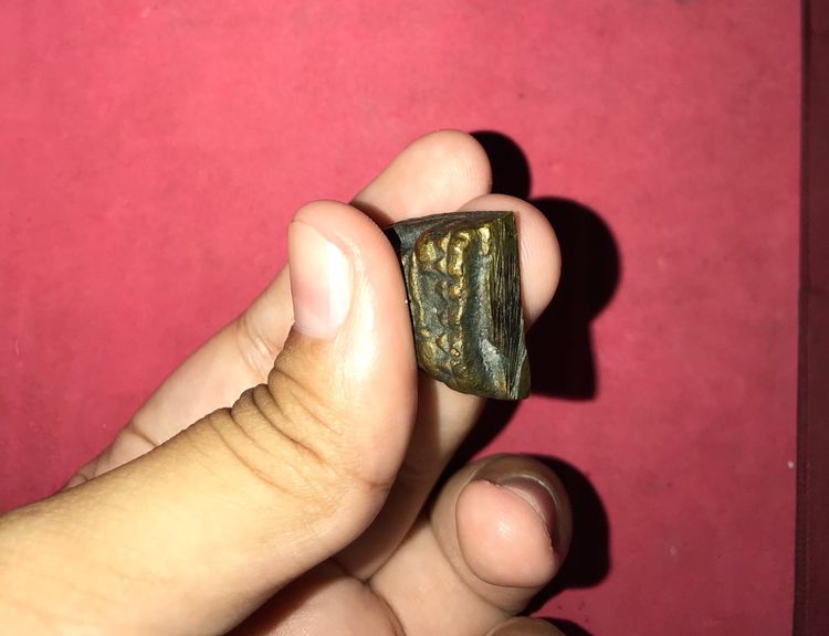 หลวงปู่ทวด เตารีดใหญ่ พิมพ์บี หัวแหลม บัวเขาควาย ปี 2505 วัดช้างให้ จ.ปัตตานี เนื้อทองผสม ผิวมะระ เดิมๆ แห้ง เหี่ยว ย่นทั้งองค์ หลังอย่างสวย รูปที่ 3