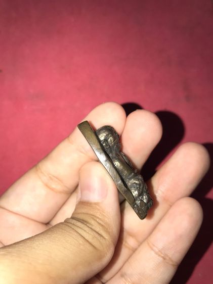 หลวงปู่ทวด เตารีด เนื้อนวโลหะผสมทองคำ พิมพ์ใหญ่ A วัดช้างให้ พ.ศ.2505 ด้านหน้า ตอกโค้ด ฉ 3 ตัว และด้านหลัง ตอกโค้ด ฉ 1 ตัว และตอกลายเซ็นพระอ รูปที่ 5