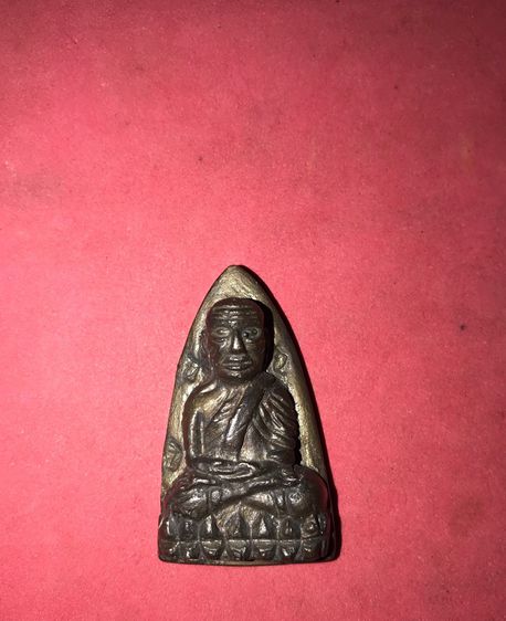 หลวงปู่ทวด เตารีด เนื้อนวโลหะผสมทองคำ พิมพ์ใหญ่ A วัดช้างให้ พ.ศ.2505 ด้านหน้า ตอกโค้ด ฉ 3 ตัว และด้านหลัง ตอกโค้ด ฉ 1 ตัว และตอกลายเซ็นพระอ รูปที่ 7