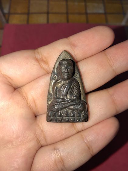 หลวงปู่ทวด เตารีด เนื้อนวโลหะผสมทองคำ พิมพ์ใหญ่ A วัดช้างให้ พ.ศ.2505 ด้านหน้า ตอกโค้ด ฉ 3 ตัว และด้านหลัง ตอกโค้ด ฉ 1 ตัว และตอกลายเซ็นพระอ รูปที่ 2