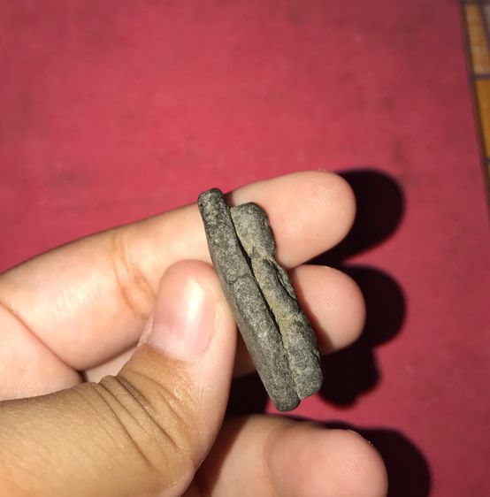 พระหลวงปู่ทวด เนื้อว่าน อาจารย์นอง วัดทรายขาว ฝังตะกรุดนารายณ์แปลงรูปหนึ่งดอกที่ขอบล่าง เป็นตำหรับที่สาบสูญไปพร้อมกับท่านเลย ผิวเดิมๆ แห้งเห รูปที่ 7