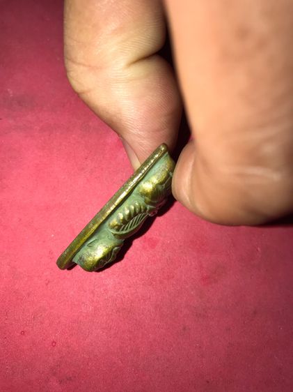 หลวงปู่ทวด เตารีดหลังตัวหนังสือ พิมพ์ใหญ่ บล็อกตัว ท. เนื้อโลหะ วัดช้างให้ พ.ศ.2505 พิมพ์ถูก คมชัด เนื้อเข้มจัด เนื้อแกร่ง แห้งสนิท ผิวเดิมม รูปที่ 5