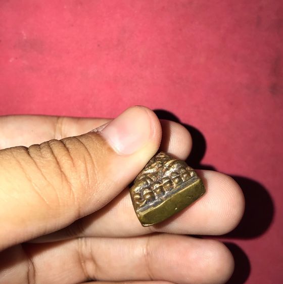 หลวงพ่อทวด เตารีด พิมพ์เล็ก หน้าแหงนหัวขีด นิยมสุด ปี ๒๕๐๕ เนื้อนวะ ผิวแบบมะระสองสี เนื้อเป็นจ้ำๆ แห้ง เหี่ยวย่น รอยตะไบหยาบ เป็นแบบธรรมชาติ รูปที่ 3