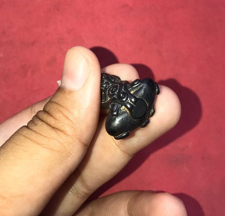 พระปิดตา หล่อโบราณ แร่บางไผ่ รุ่น2 วัดสามง่าม จ.นนทบุรี เนื้อแร่บางไผ่แท้ๆ เนื้อมีสนิมให้ศึกษา พระสภาพสวยมาก มีคราบเบ้าเดิมๆ มีเอกลักษณ์เป็น รูปที่ 5