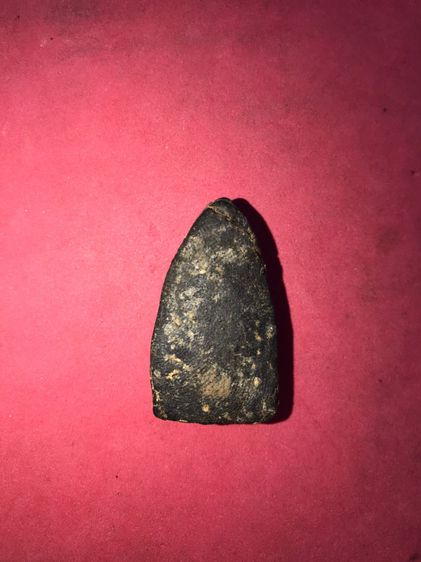 พระหลวงปู่ทวด เนื้อว่าน พิมพ์กรรมการ ปี2497 จ.ปัตตานี ด้านหลังมีลายนิ้วมือ เนื้อดำ ละเอียด ดินกากยายักษ์ เนื้อเข้มจัด เนื้อแกร่งแห้งสนิท รูปที่ 7