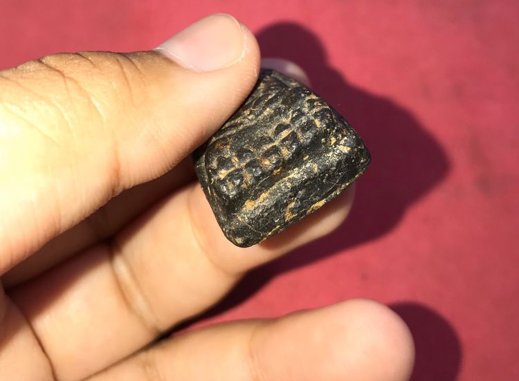 พระหลวงปู่ทวด เนื้อว่าน พิมพ์กรรมการ ปี2497 จ.ปัตตานี ด้านหลังมีลายนิ้วมือ เนื้อดำ ละเอียด ดินกากยายักษ์ เนื้อเข้มจัด เนื้อแกร่งแห้งสนิท รูปที่ 3