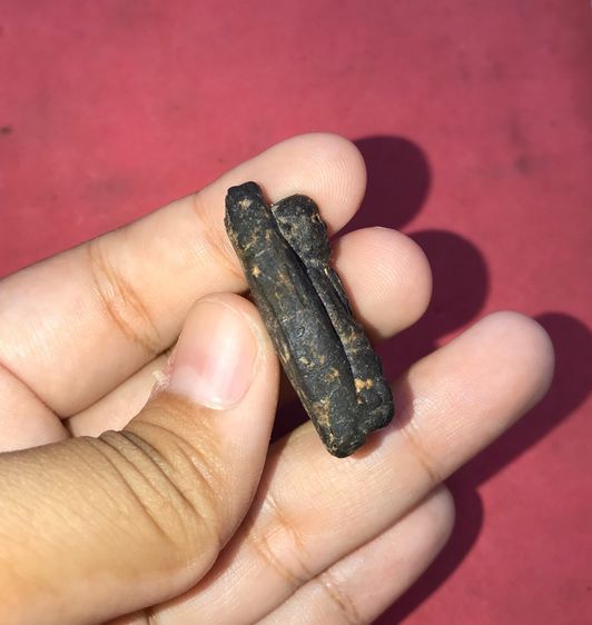 พระหลวงปู่ทวด เนื้อว่าน พิมพ์กรรมการ ปี2497 จ.ปัตตานี ด้านหลังมีลายนิ้วมือ เนื้อดำ ละเอียด ดินกากยายักษ์ เนื้อเข้มจัด เนื้อแกร่งแห้งสนิท รูปที่ 6