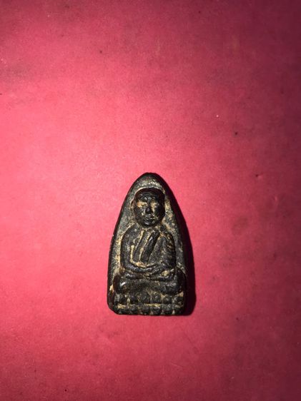 พระหลวงปู่ทวด เนื้อว่าน พิมพ์กรรมการ ปี2497 จ.ปัตตานี ด้านหลังมีลายนิ้วมือ เนื้อดำ ละเอียด ดินกากยายักษ์ เนื้อเข้มจัด เนื้อแกร่งแห้งสนิท