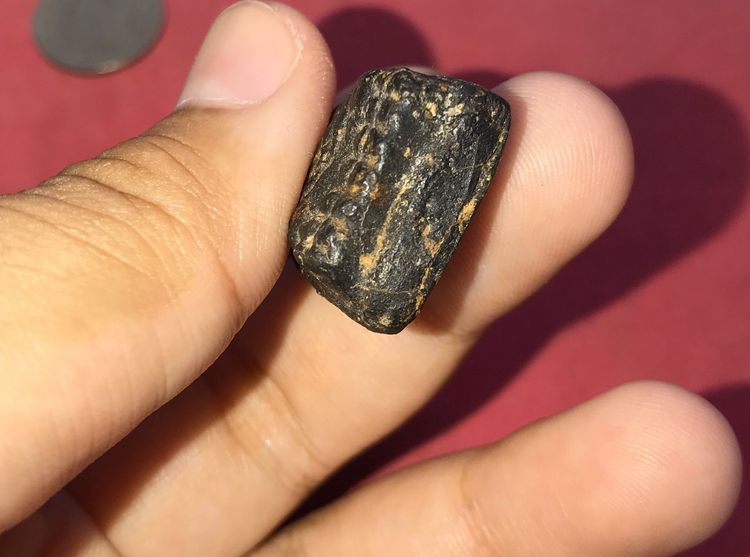 พระหลวงปู่ทวด เนื้อว่าน พิมพ์กรรมการ ปี2497 จ.ปัตตานี ด้านหลังมีลายนิ้วมือ เนื้อดำ ละเอียด ดินกากยายักษ์ เนื้อเข้มจัด เนื้อแกร่งแห้งสนิท รูปที่ 4