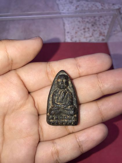 พระหลวงปู่ทวด เนื้อว่าน พิมพ์กรรมการ ปี2497 จ.ปัตตานี ด้านหลังมีลายนิ้วมือ เนื้อดำ ละเอียด ดินกากยายักษ์ เนื้อเข้มจัด เนื้อแกร่งแห้งสนิท รูปที่ 2