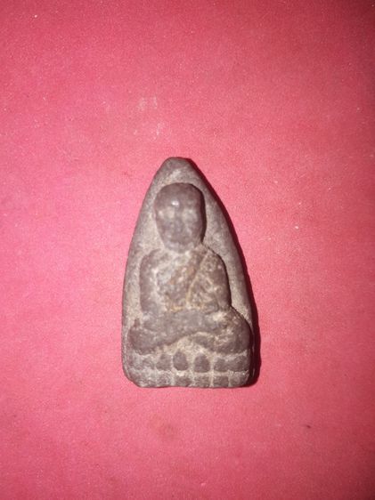 พระหลวงปู่ทวด เนื้อว่าน อาจารย์นอง วัดทรายขาว ฝังตะกรุดนารายณ์แปลงรูปหนึ่งดอกที่ขอบล่าง เป็นตำหรับที่สาบสูญไปพร้อมกับท่านเลย ผิวเดิมๆ แห้งเห รูปที่ 9