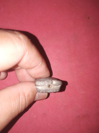 พระหลวงปู่ทวด เนื้อว่าน อาจารย์นอง วัดทรายขาว ฝังตะกรุดนารายณ์แปลงรูปหนึ่งดอกที่ขอบล่าง เป็นตำหรับที่สาบสูญไปพร้อมกับท่านเลย ผิวเดิมๆ แห้งเห รูปที่ 12