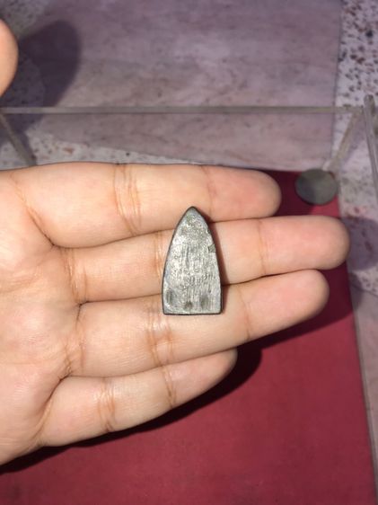 หลวงปู่ทวด หลังเตารีด พิมพ์เล็ก หน้าแหงนหัวขีด นิยมสุด เนื้อนวะ ปี ๒๕๐๕ ผิวเดิม แห้ง เหี่ยวย่น รอยตะไบหยาบ เป็นแบบธรรมชาติ มีคราบขี้เบ้า มีค รูปที่ 3