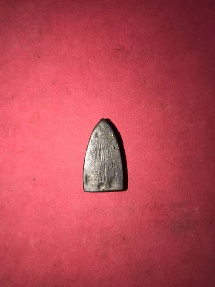 หลวงปู่ทวด หลังเตารีด พิมพ์เล็ก หน้าแหงนหัวขีด นิยมสุด เนื้อนวะ ปี ๒๕๐๕ ผิวเดิม แห้ง เหี่ยวย่น รอยตะไบหยาบ เป็นแบบธรรมชาติ มีคราบขี้เบ้า มีค รูปที่ 8