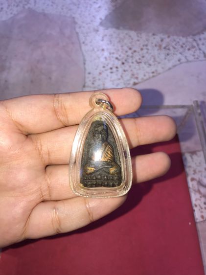 พระหลวงพ่อทวด พิมพ์กรรมการ เนื้อว่าน อาจารย์นอง วัดทรายขาว ฝังตะกรุดนารายณ์แปลงรูปหนึ่งดอกที่ขอบล่าง เป็นตำหรับที่สาบสูญไปพร้อมกับท่านเลย ผิ รูปที่ 3