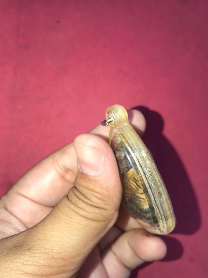 พระหลวงพ่อทวด พิมพ์กรรมการ เนื้อว่าน อาจารย์นอง วัดทรายขาว ฝังตะกรุดนารายณ์แปลงรูปหนึ่งดอกที่ขอบล่าง เป็นตำหรับที่สาบสูญไปพร้อมกับท่านเลย ผิ รูปที่ 4