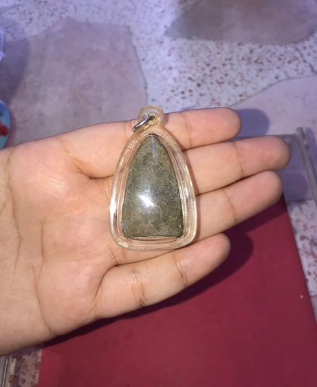 พระหลวงพ่อทวด พิมพ์กรรมการ เนื้อว่าน อาจารย์นอง วัดทรายขาว ฝังตะกรุดนารายณ์แปลงรูปหนึ่งดอกที่ขอบล่าง เป็นตำหรับที่สาบสูญไปพร้อมกับท่านเลย ผิ รูปที่ 2