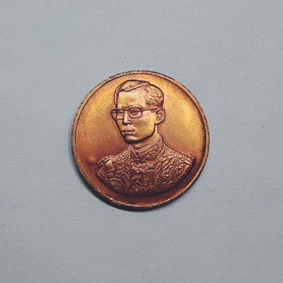 เหรียญทองแดงที่ระลึกฉลองสิริราชสมบัติครบ 50 ปี รัชกาลที่ 9  รูปที่ 2