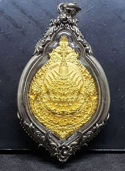 เหรียญพระวิมุจลินทร์นาคราช เนื้อโลหะชุบทอง ลงยาแดง รูปที่ 2