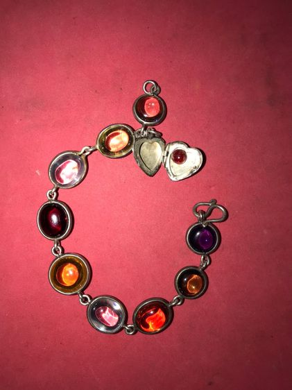 สร้อยข้อมือ เพชรพญานาค 9 เม็ด หลากสี สีสดใส สวยงาม ขนาดเม็ดใหญ่ เลี่ยมกรอบเนื้อเงินแท้ หนา แข็งแรง ออกแบบสไตล์สวย มีตลับเงินรูปหัวใจ 1 ใบ แล รูปที่ 2