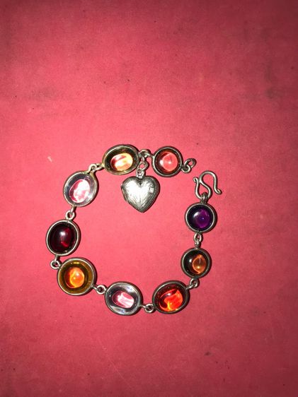 สร้อยข้อมือ เพชรพญานาค 9 เม็ด หลากสี สีสดใส สวยงาม ขนาดเม็ดใหญ่ เลี่ยมกรอบเนื้อเงินแท้ หนา แข็งแรง ออกแบบสไตล์สวย มีตลับเงินรูปหัวใจ 1 ใบ แล รูปที่ 5