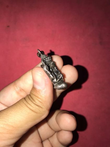 พระพิฆเนศ หล่อโบราณ เนื้อเงิน ขนาด 2 ซม. ห้อยคอกำลังสวย ศิลปะสวยงามมาก ตามแบบฉบับโบราณ แถมด้านหลังยังฝังพลอยแดง ขนาดเล็ก เป็นพลอยที่หุงแล้ว รูปที่ 9