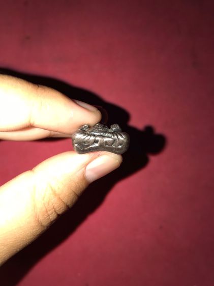 พระพิฆเนศ หล่อโบราณ เนื้อเงิน ขนาด 2 ซม. ห้อยคอกำลังสวย ศิลปะสวยงามมาก ตามแบบฉบับโบราณ แถมด้านหลังยังฝังพลอยแดง ขนาดเล็ก เป็นพลอยที่หุงแล้ว รูปที่ 11