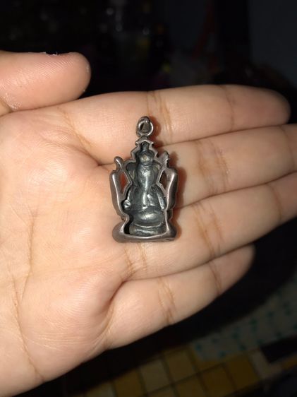 พระพิฆเนศ หล่อโบราณ เนื้อเงิน ขนาด 2 ซม. ห้อยคอกำลังสวย ศิลปะสวยงามมาก ตามแบบฉบับโบราณ แถมด้านหลังยังฝังพลอยแดง ขนาดเล็ก เป็นพลอยที่หุงแล้ว รูปที่ 15