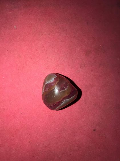 หินสีชมพู อมขาวอมน้ำตาล มี 3 สี แบ่งสีเป็นชั้นๆ เรียบเนียน ไม่คมมือ ทรงโค้งมนเกือบกลม ขนาดกลาง มีน้ำหนัก แปลกตา คุณภาพดี สวยงามมาก เก็บไว้สะ
