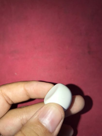 เหล็กไหลขาว อายุเป็น 1,000 ปี สีขาว สีออกสีขุ่น มีน้ำหนัก รูปทรงและรูปแบบสวยงาม ไม่คมมือ มีรอยบุบเป็นธรรมชาติ ผิวเดิมๆ เกิดขึ้นเองโดยธรรมชาต รูปที่ 5