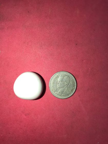 เหล็กไหลขาว อายุเป็น 1,000 ปี สีขาว สีออกสีขุ่น มีน้ำหนัก รูปทรงและรูปแบบสวยงาม ไม่คมมือ มีรอยบุบเป็นธรรมชาติ ผิวเดิมๆ เกิดขึ้นเองโดยธรรมชาต รูปที่ 8