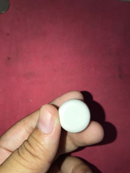 เหล็กไหลขาว อายุเป็น 1,000 ปี สีขาว สีออกสีขุ่น มีน้ำหนัก รูปทรงและรูปแบบสวยงาม ไม่คมมือ มีรอยบุบเป็นธรรมชาติ ผิวเดิมๆ เกิดขึ้นเองโดยธรรมชาต รูปที่ 4