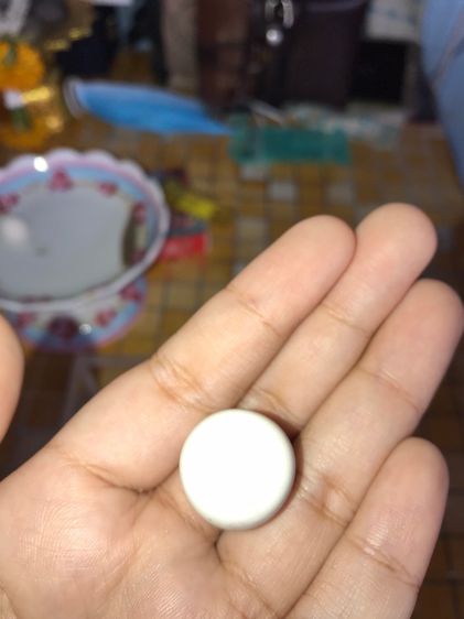 เหล็กไหลขาว อายุเป็น 1,000 ปี สีขาว สีออกสีขุ่น มีน้ำหนัก รูปทรงและรูปแบบสวยงาม ไม่คมมือ มีรอยบุบเป็นธรรมชาติ ผิวเดิมๆ เกิดขึ้นเองโดยธรรมชาต รูปที่ 7