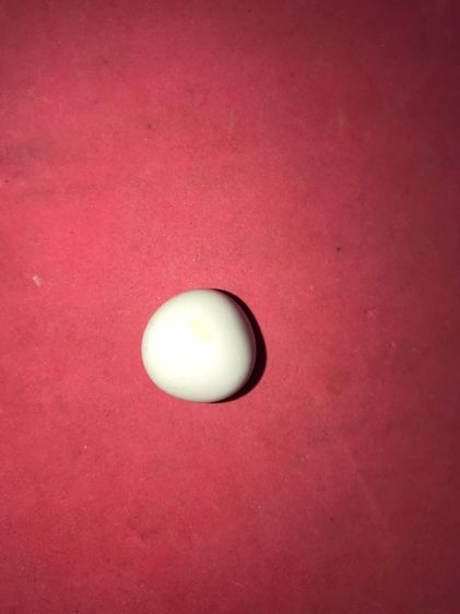 เหล็กไหลขาว อายุเป็น 1,000 ปี สีขาว สีออกสีขุ่น มีน้ำหนัก รูปทรงและรูปแบบสวยงาม ไม่คมมือ มีรอยบุบเป็นธรรมชาติ ผิวเดิมๆ เกิดขึ้นเองโดยธรรมชาต รูปที่ 2