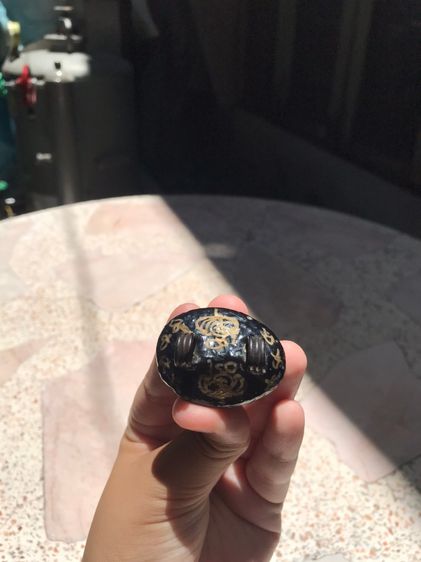 เบี้ยแก้ หลวงปู่เจือ วัดกลางบางแก้ว รุ่นหลวงปู่เจือ อายุ 84 ปี  พอกผงยาจินดามณี และจารมือ ทั้งตัว หูทองแดงข้างละ 3 หู ตอกโค้ดสองข้าง ผิวแห้ง รูปที่ 6