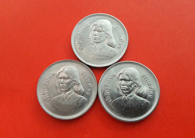 (BK-3445) เหรียญ 10 บาท นิกเกิ้ล พ.ศ. 2522 เจ้าฟ้าจุฬาภรณวลัยลักษณ์ฯ ทรงสำเร็จการศึกษา จากมหาวิทยาลัยเกษตรศาสตร์ เซ็ต 3 เหรียญ สภาพ UNC รูปที่ 1